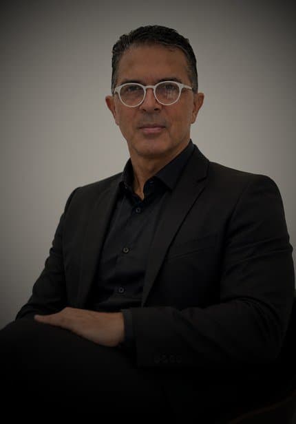 Prof. Sammy Oliver em retrato de blazer